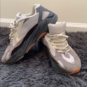 Adidas Yeezy Boost 700